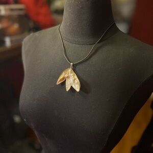 Elegant Shell Pendant Necklace
